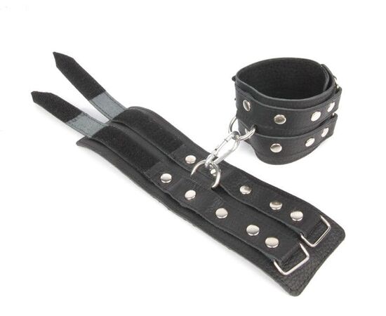Черные широкие кожаные наручники с заклепками на карабине, фото 