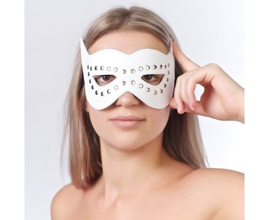 Белая маска на глаза с разрезами и заклепками, фото 
